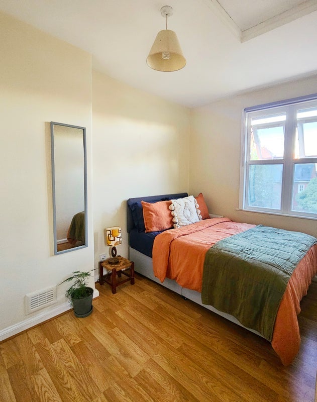 Room Coteford Street in Greater London