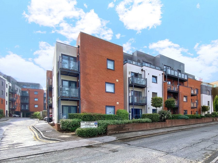 Flat Walnut Tree Close in Guildford