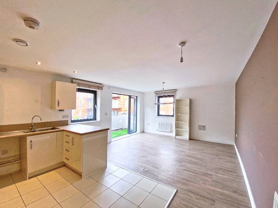 Flat Walnut Tree Close in Guildford