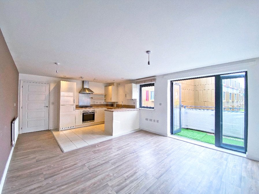 Flat Walnut Tree Close in Guildford