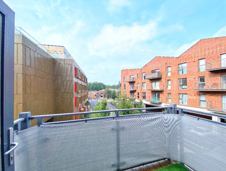 Flat Walnut Tree Close in Guildford
