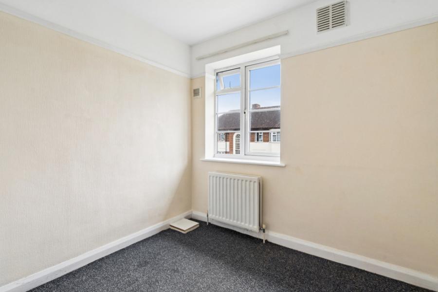 Flat Bishop Ken Road in Greater London