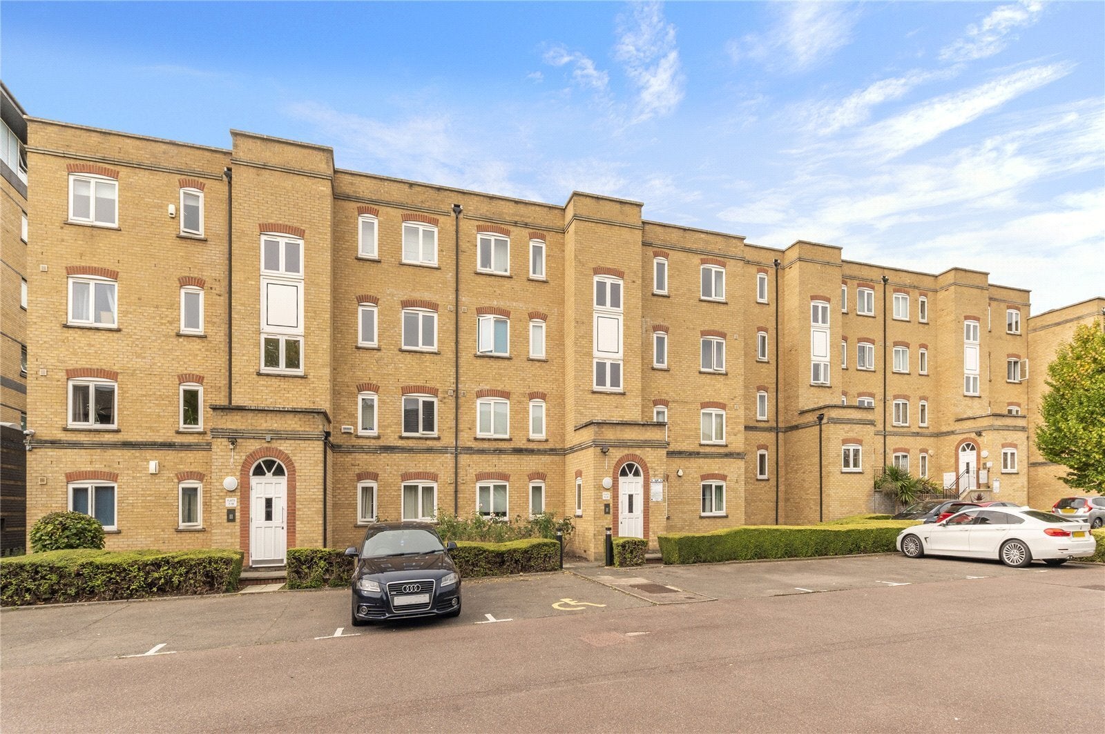 Flat Ferguson Close in Greater London
