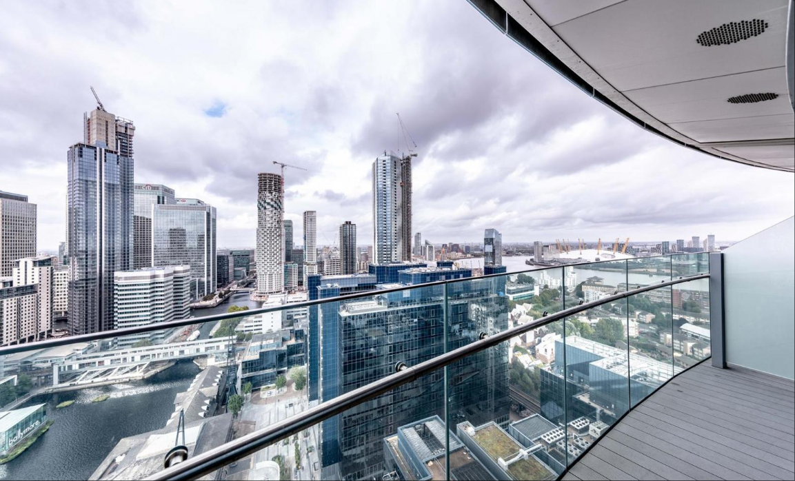 Flat Crossharbour Plaza in Greater London