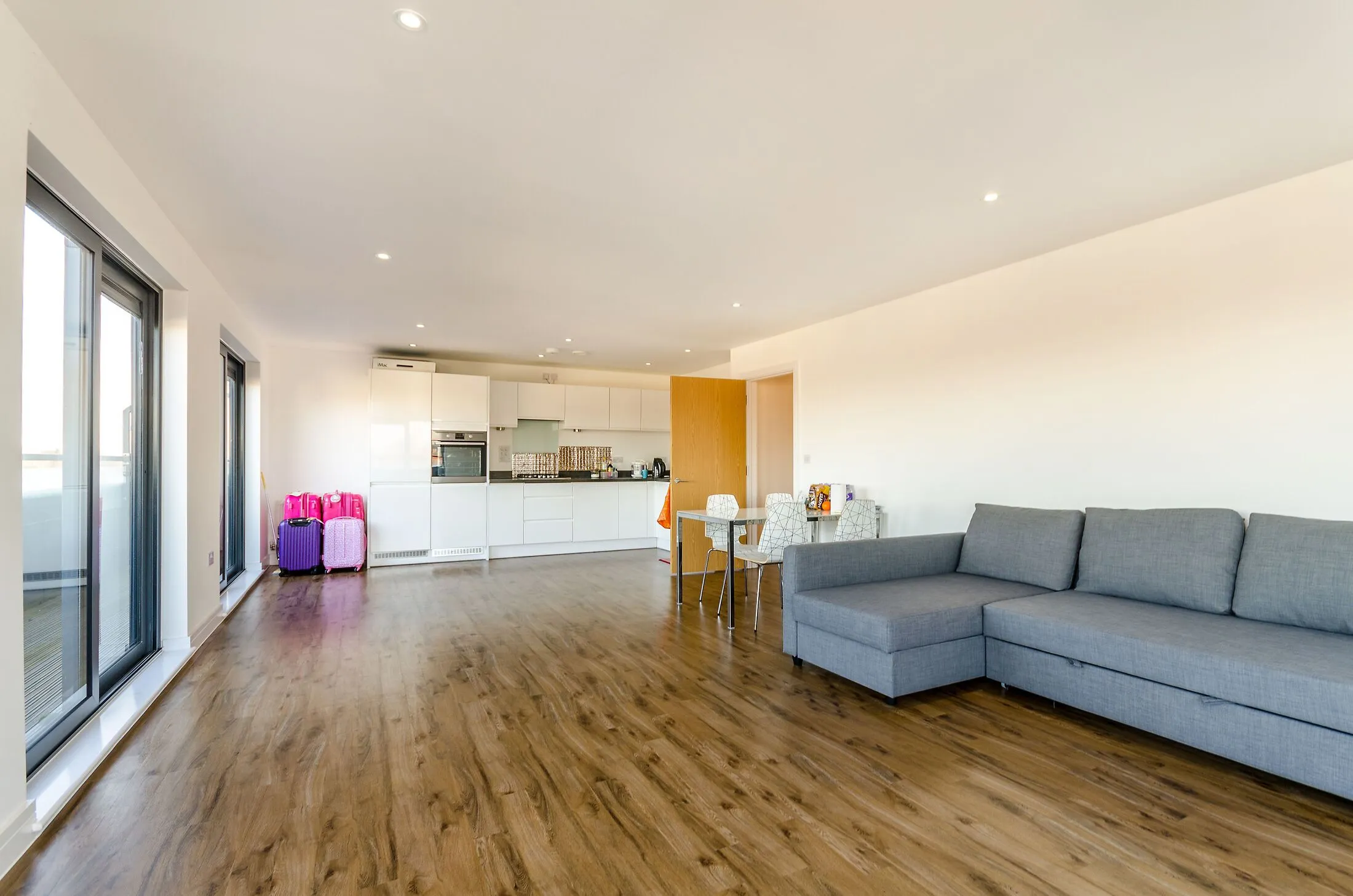 Flat Ewell Road in Greater London