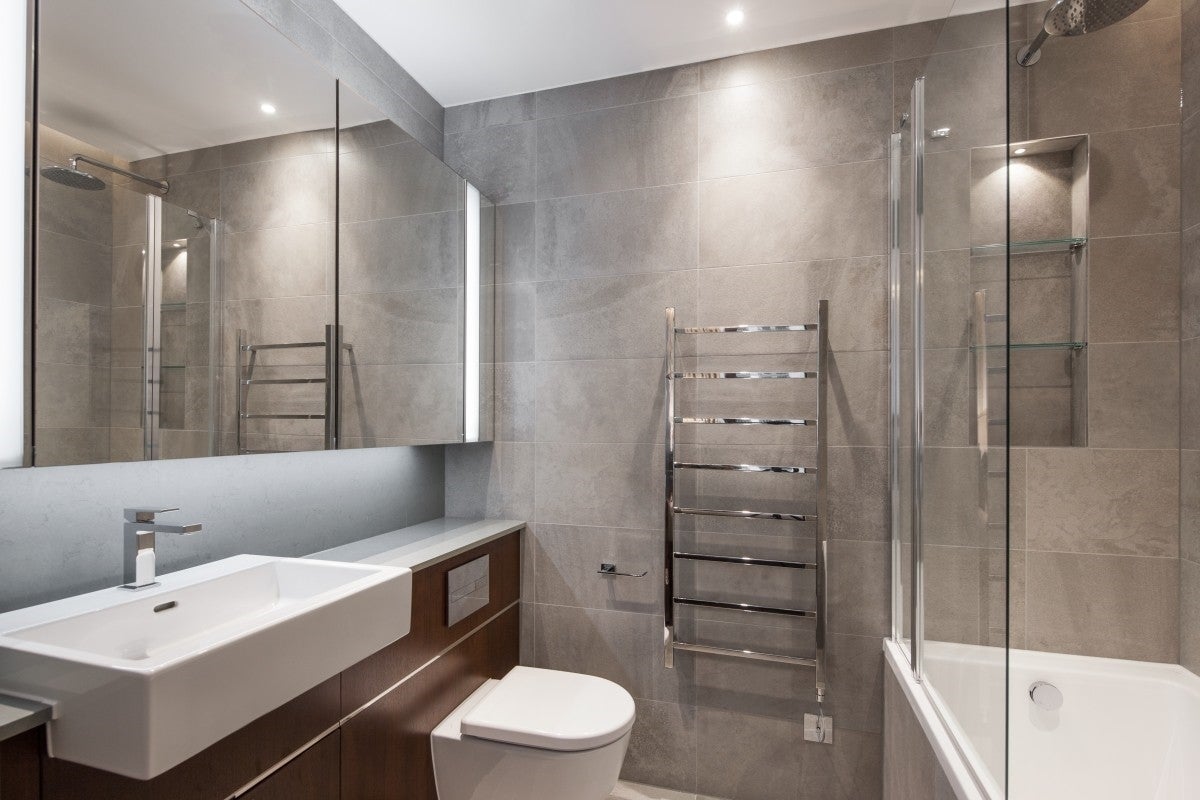 Flat Ponton Road in Greater London