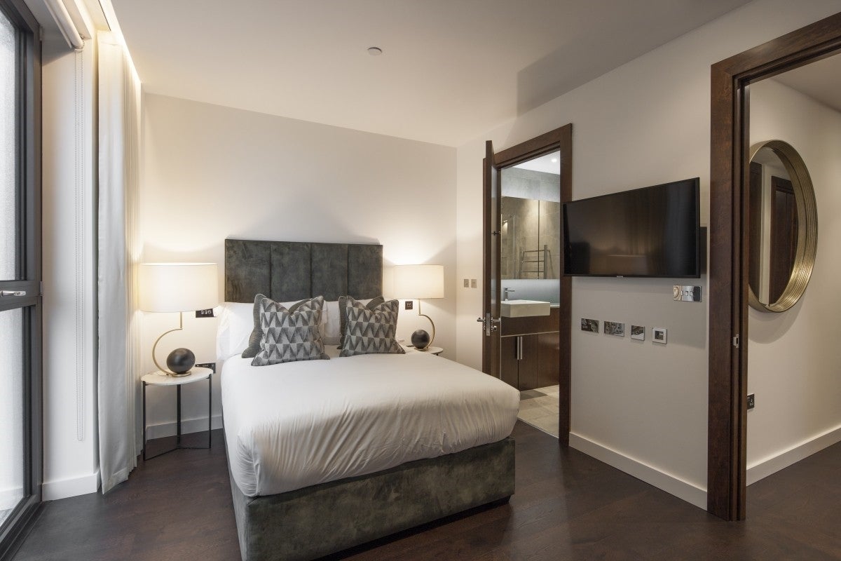 Flat Ponton Road in Greater London
