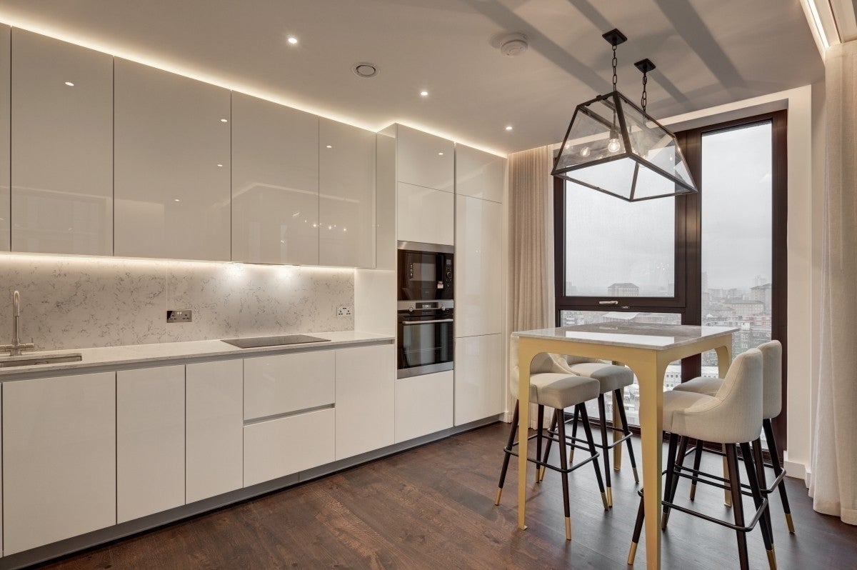 Flat Ponton Road in Greater London