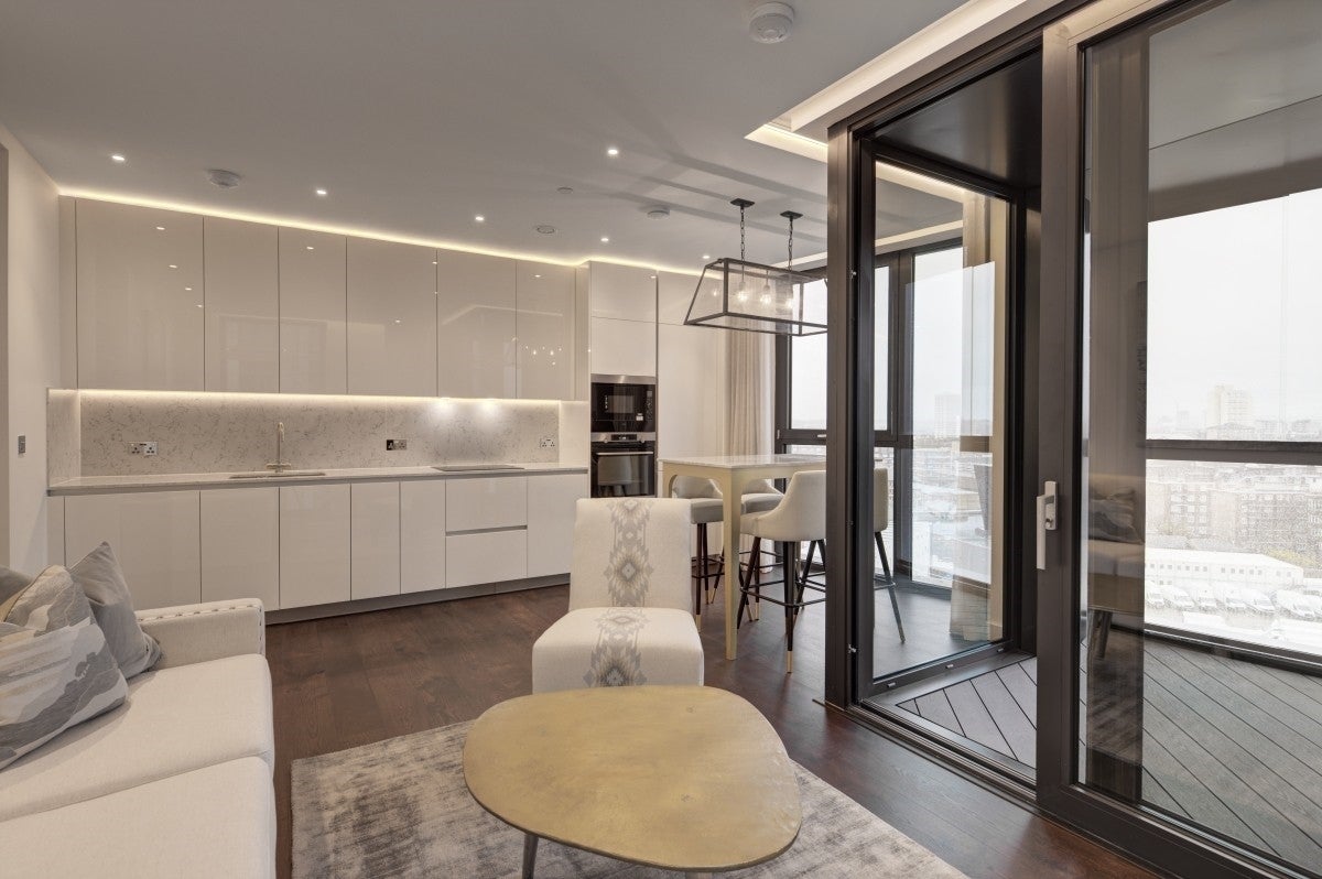 Flat Ponton Road in Greater London