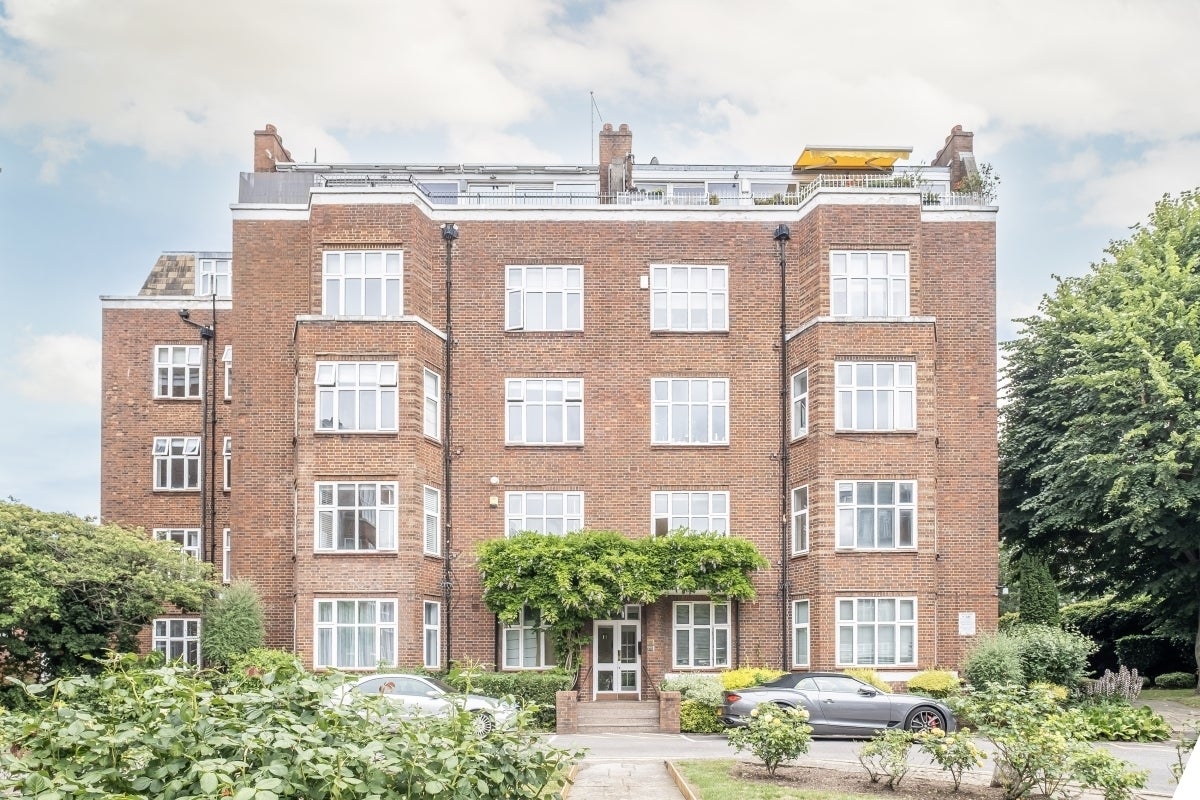 Flat Putney Hill in Greater London