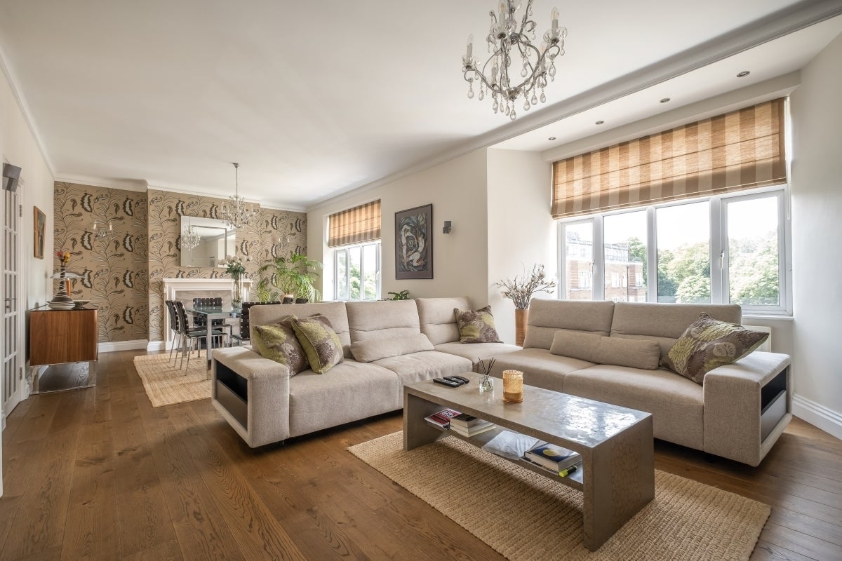 Flat Putney Hill in Greater London