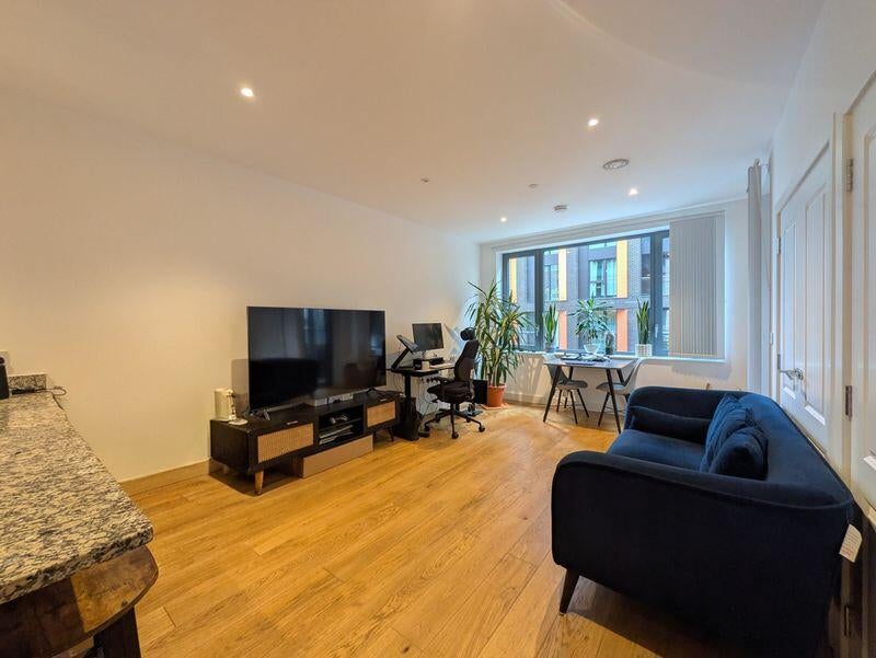 Flat Ponton Road in Greater London