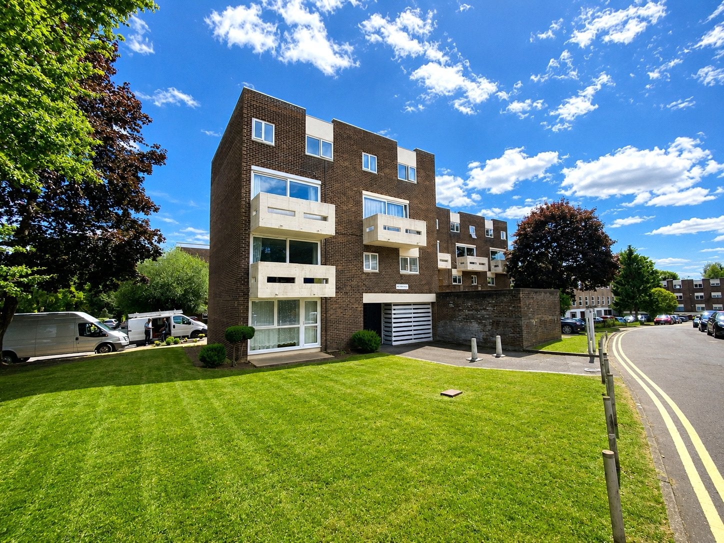 Flat Fairview Avenue in Woking