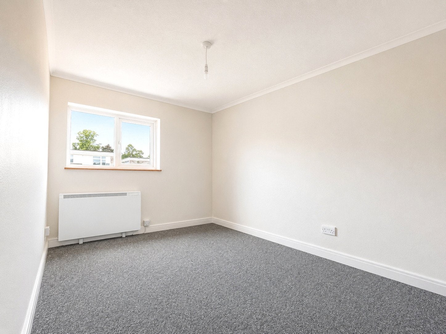 Flat Fairview Avenue in Woking