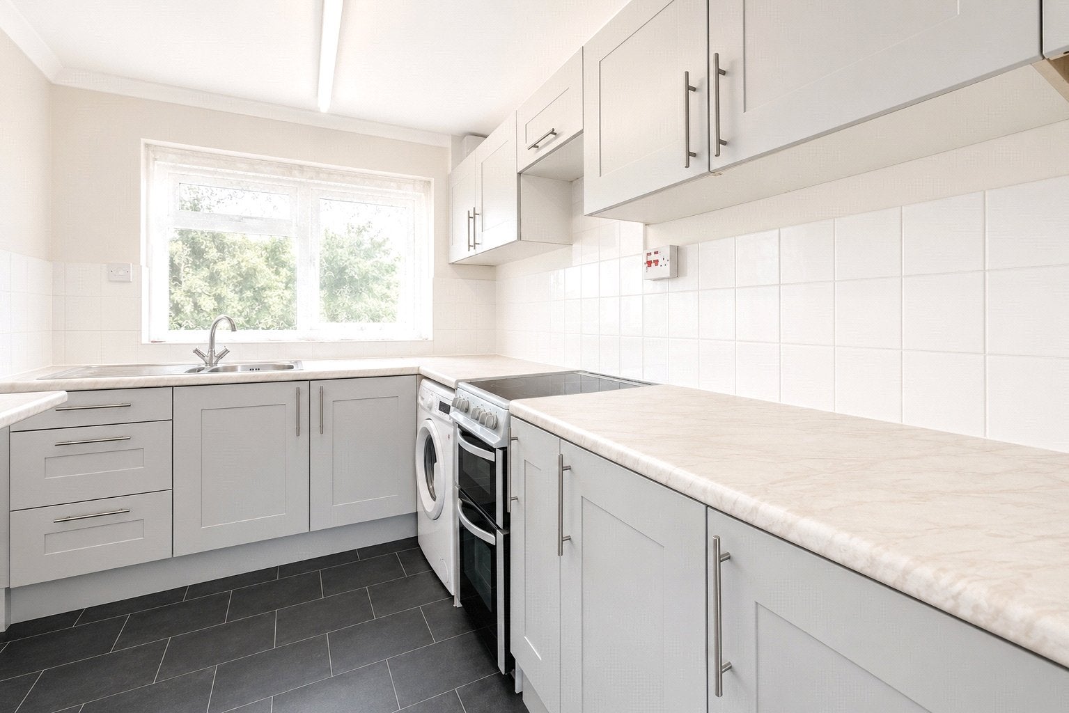 Flat Fairview Avenue in Woking