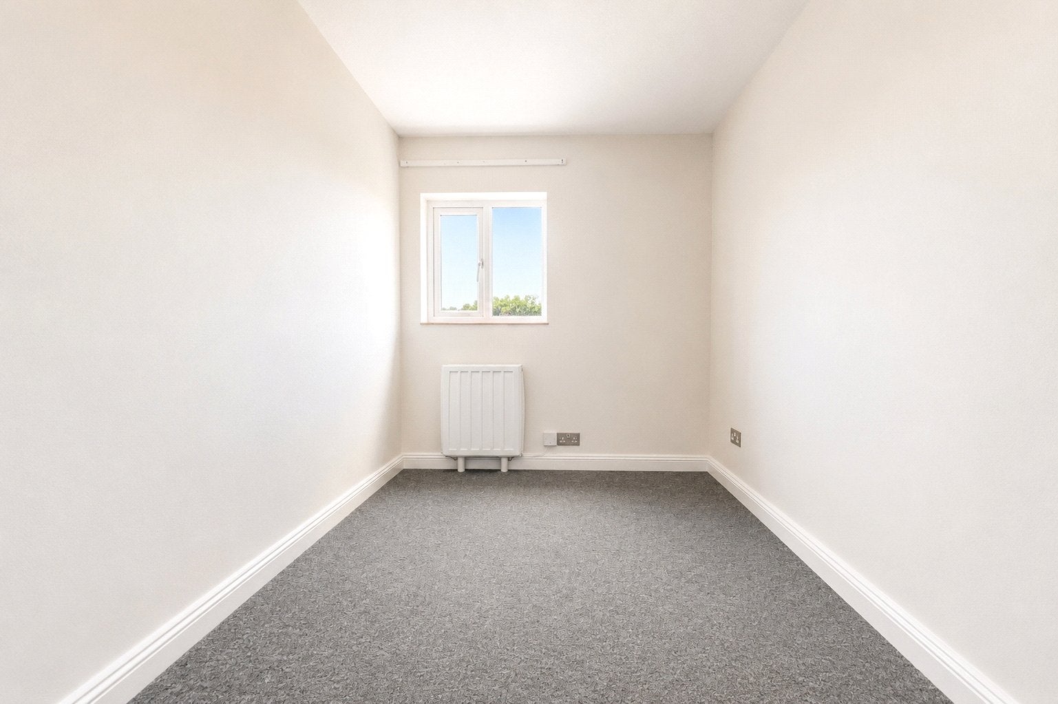 Flat Fairview Avenue in Woking