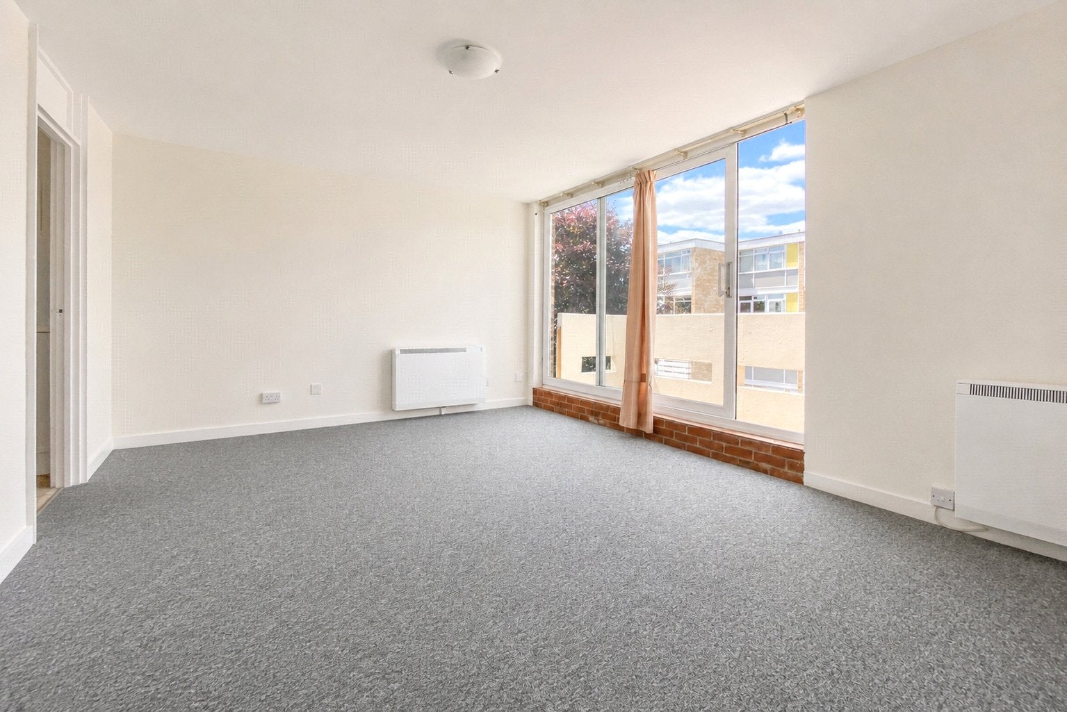 Flat Fairview Avenue in Woking