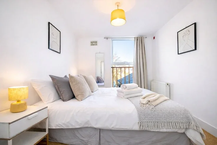 Flat Netherwood Road in Greater London