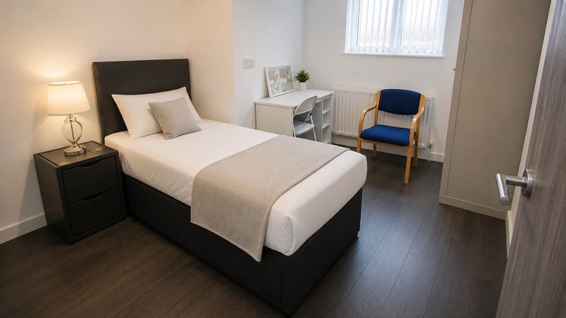 Room Kingsholm Road in Bristol
