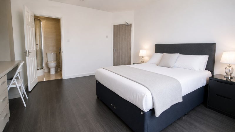 Room Kingsholm Road in Bristol