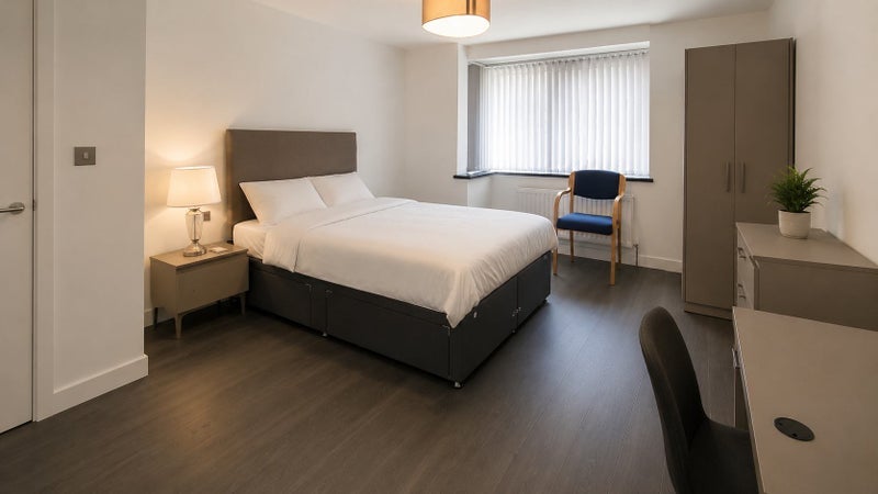 Room Kingsholm Road in Bristol