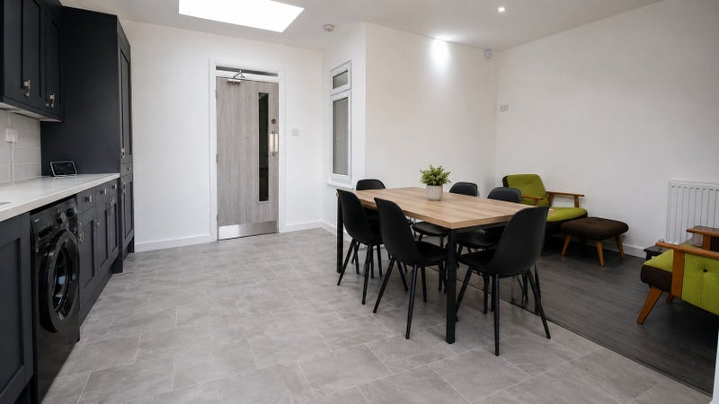 Room Kingsholm Road in Bristol