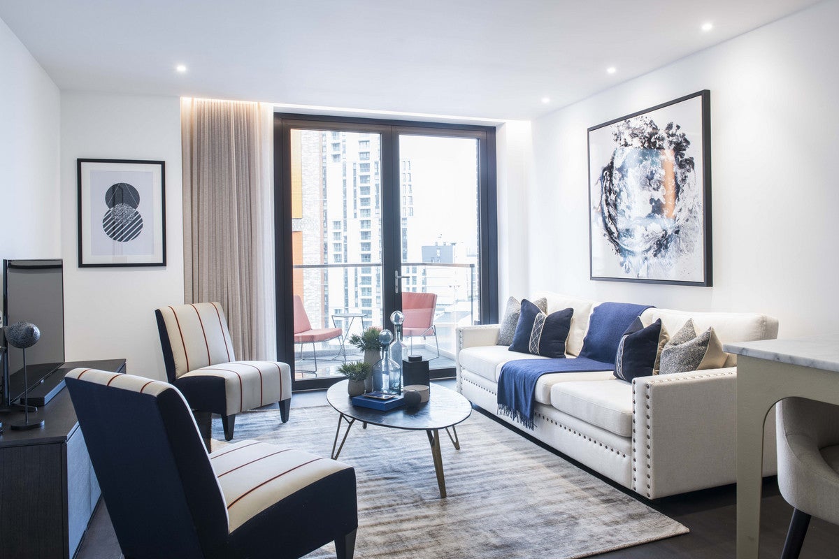Flat Ponton Road in Greater London