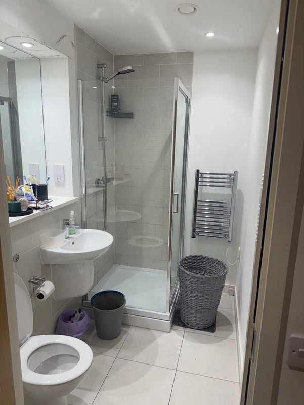 Room Elmira Way in Salford