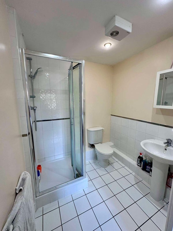 Room Tollington Way in Greater London
