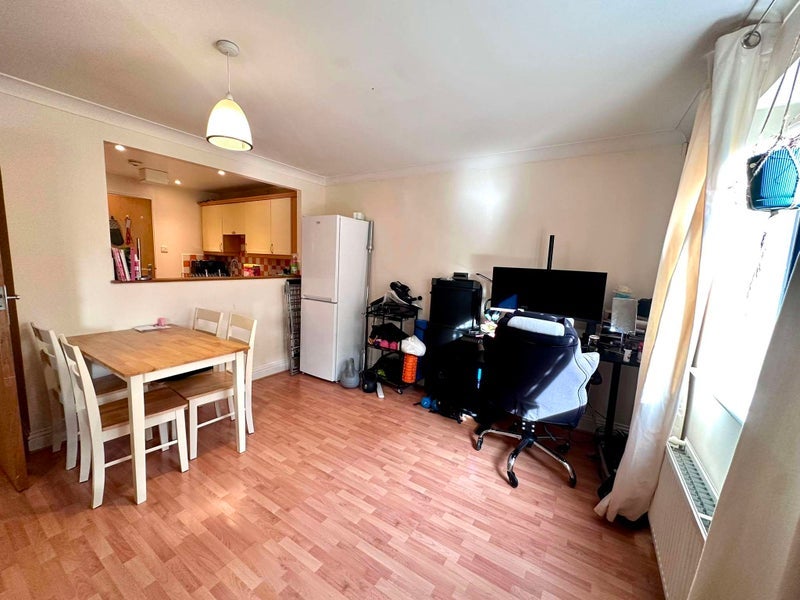 Room Tollington Way in Greater London
