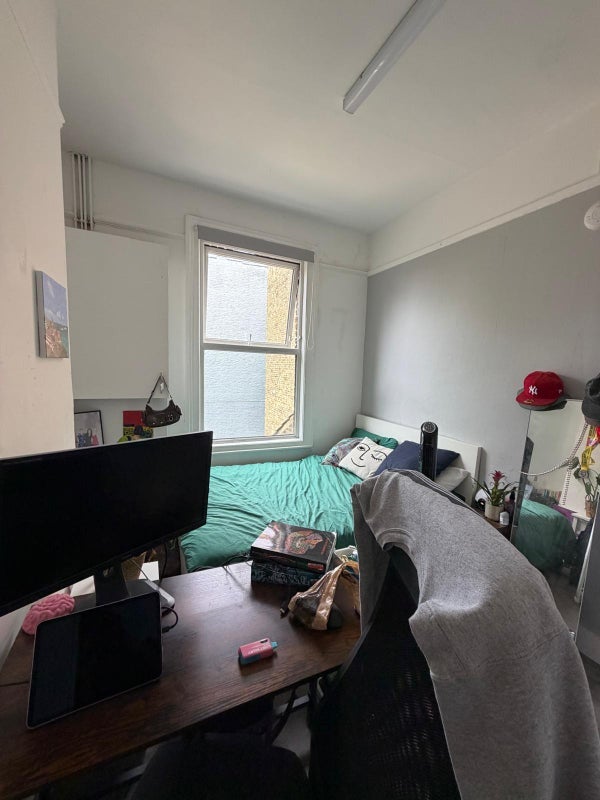 Room East Hill in Greater London