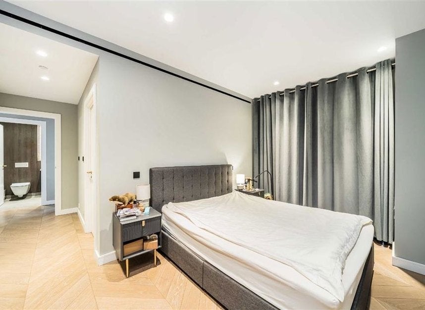 Flat Cleveland Street in Greater London