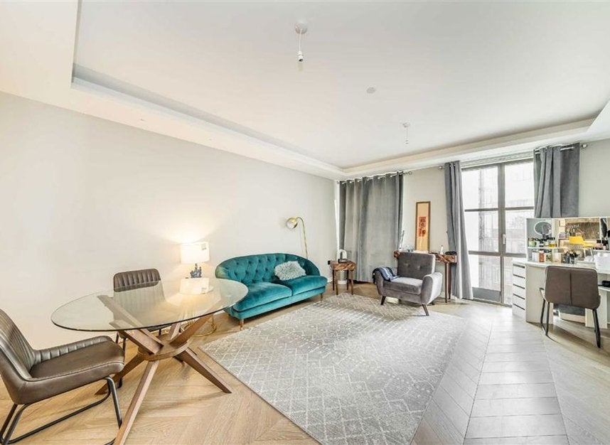 Flat Cleveland Street in Greater London