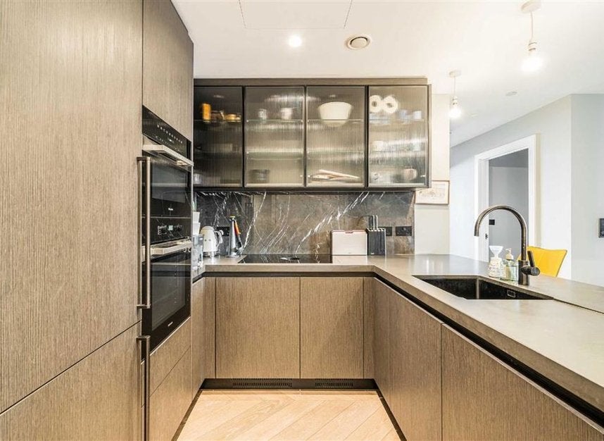 Flat Cleveland Street in Greater London