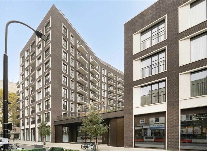 Flat Cleveland Street in Greater London