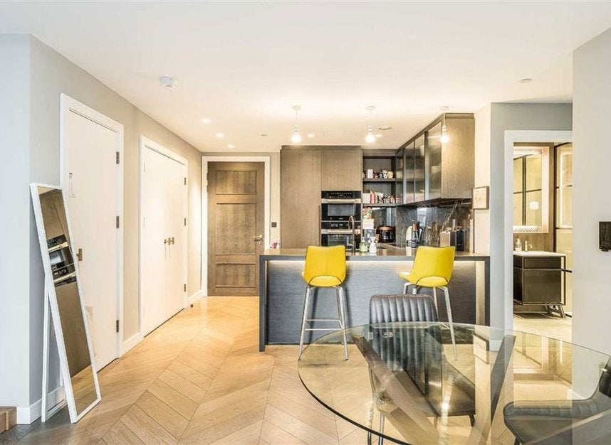 Flat Cleveland Street in Greater London