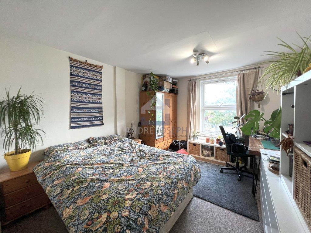 Flat Rossiter Road in Greater London