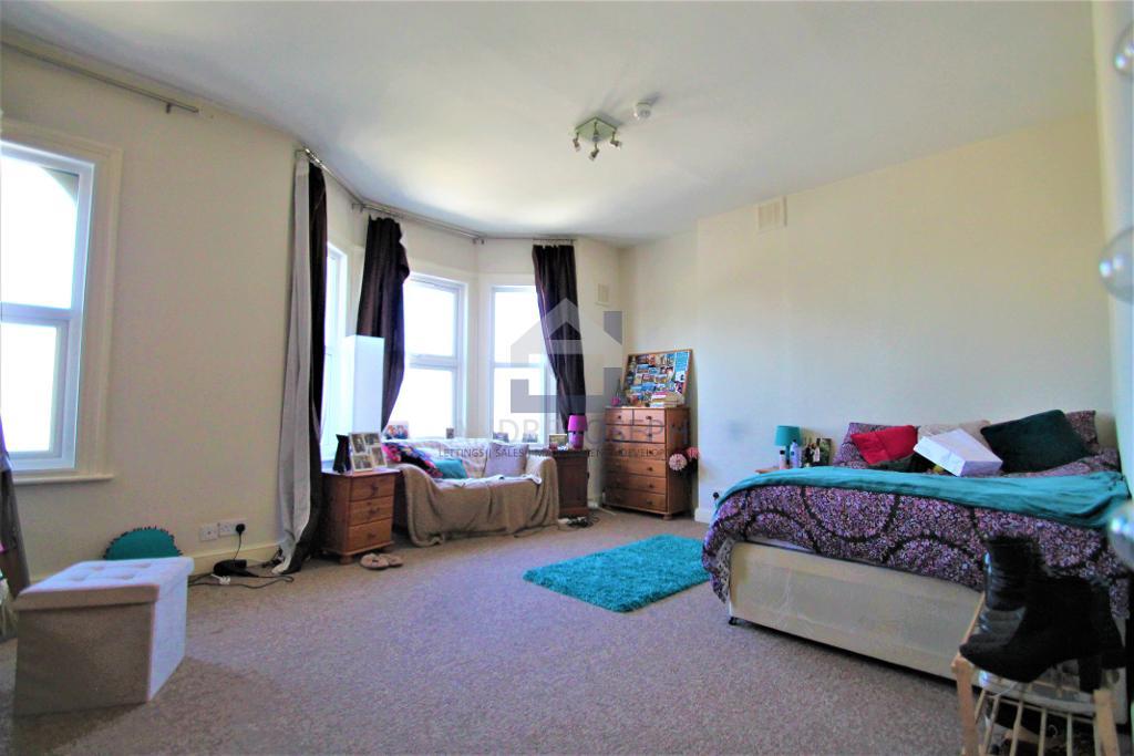 Flat Rossiter Road in Greater London