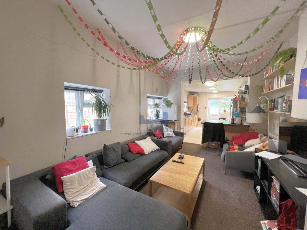 Flat Rossiter Road in Greater London
