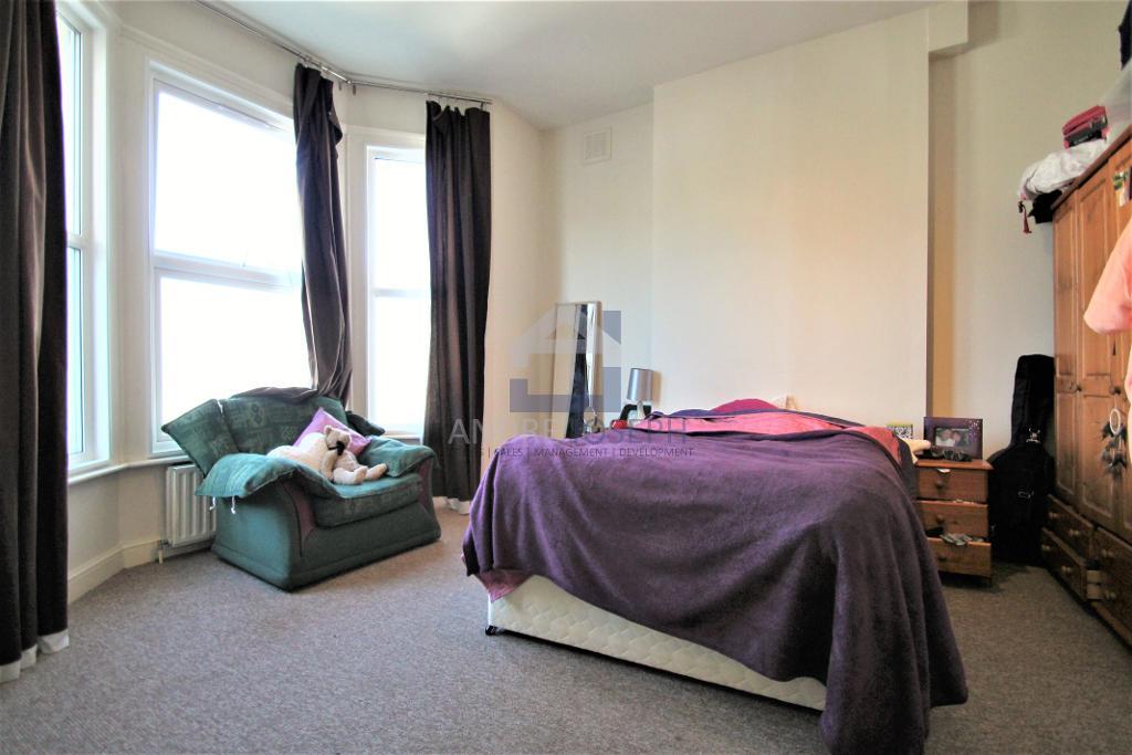 Flat Rossiter Road in Greater London