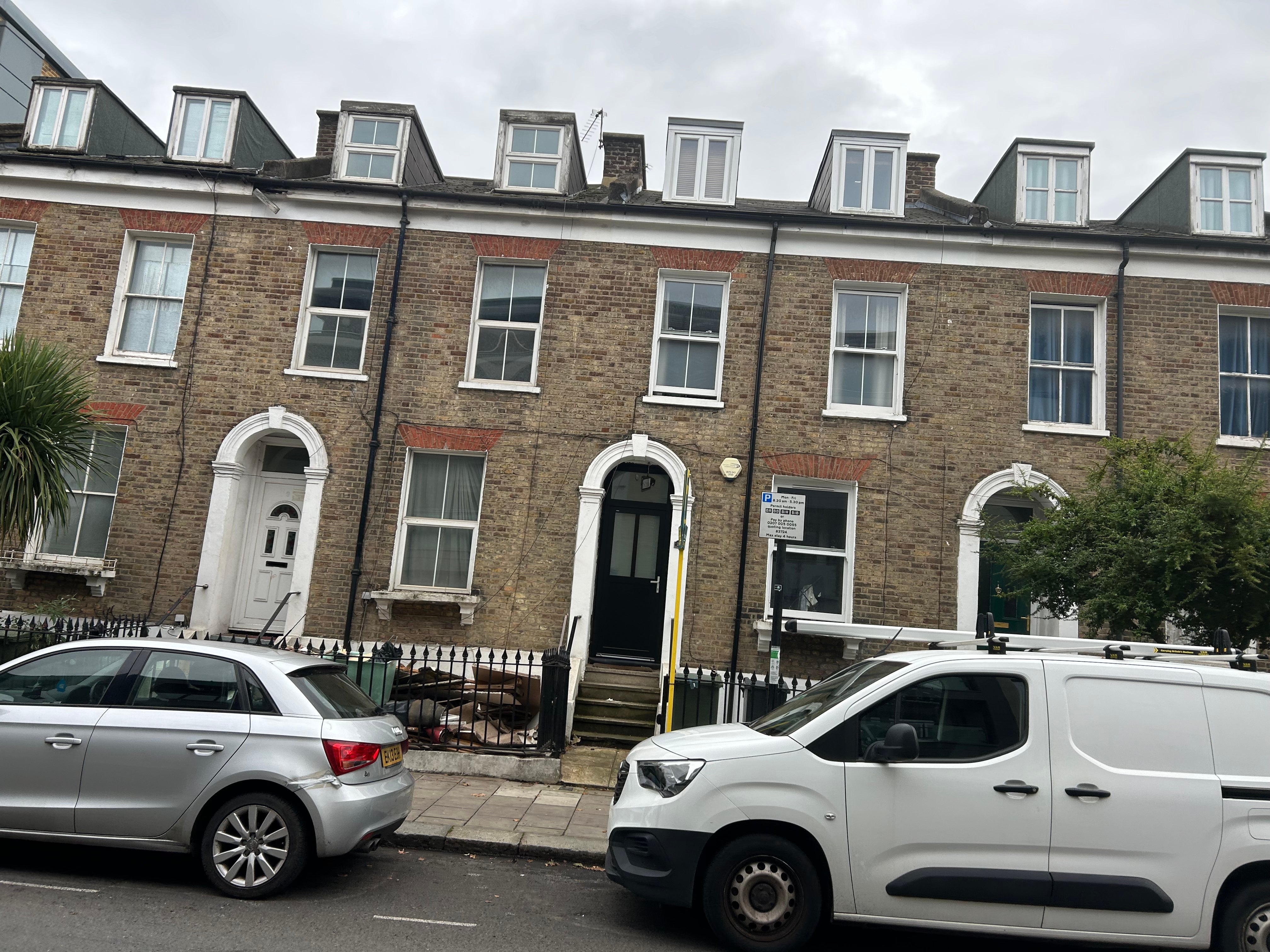 House Sidney Road in Greater London