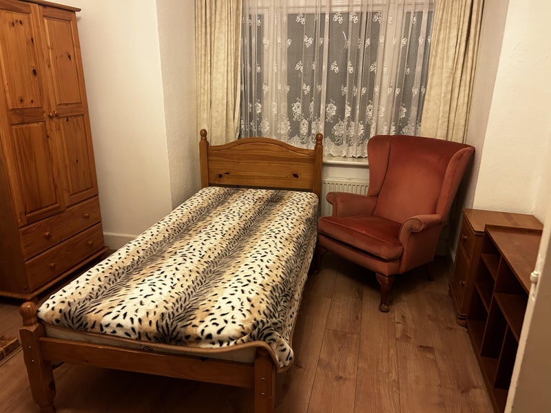 Room Eveline Road in Greater London