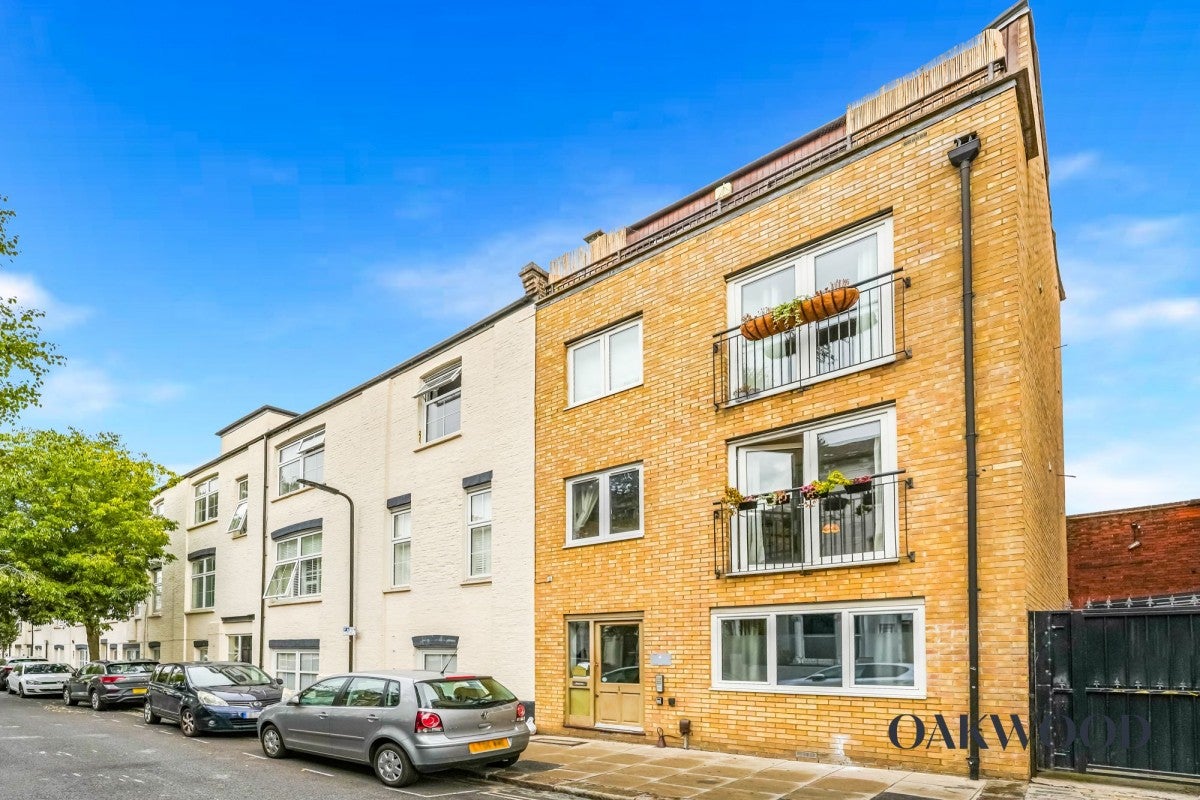 Flat Beatty Road in Greater London