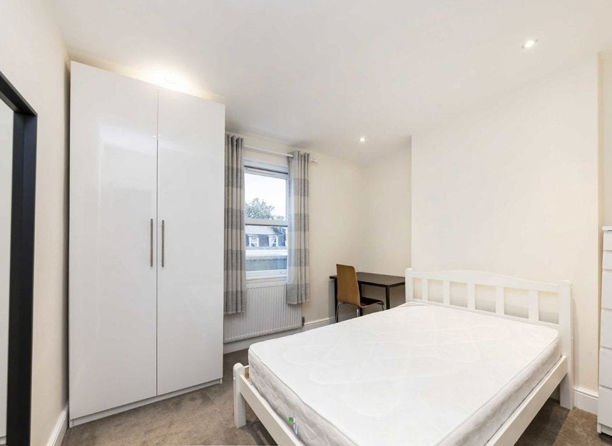 Flat Longridge Road in Greater London