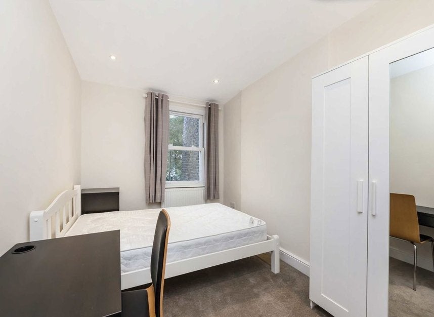 Flat Longridge Road in Greater London