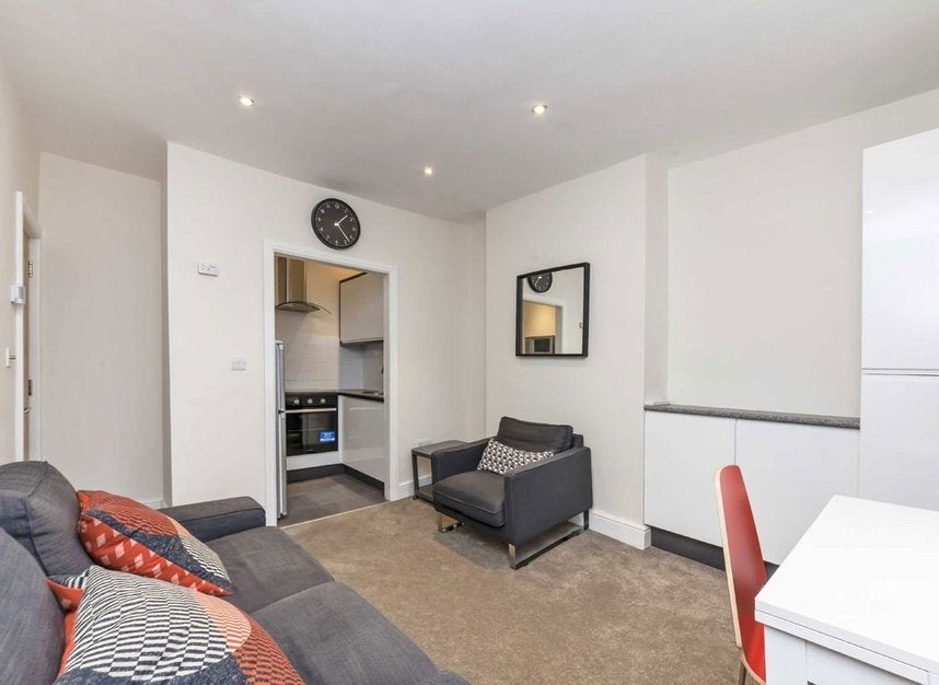 Flat Longridge Road in Greater London