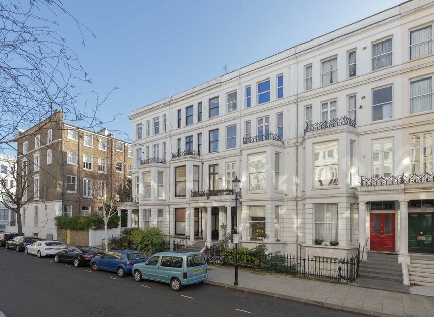 Flat Longridge Road in Greater London