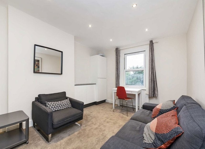 Flat Longridge Road in Greater London