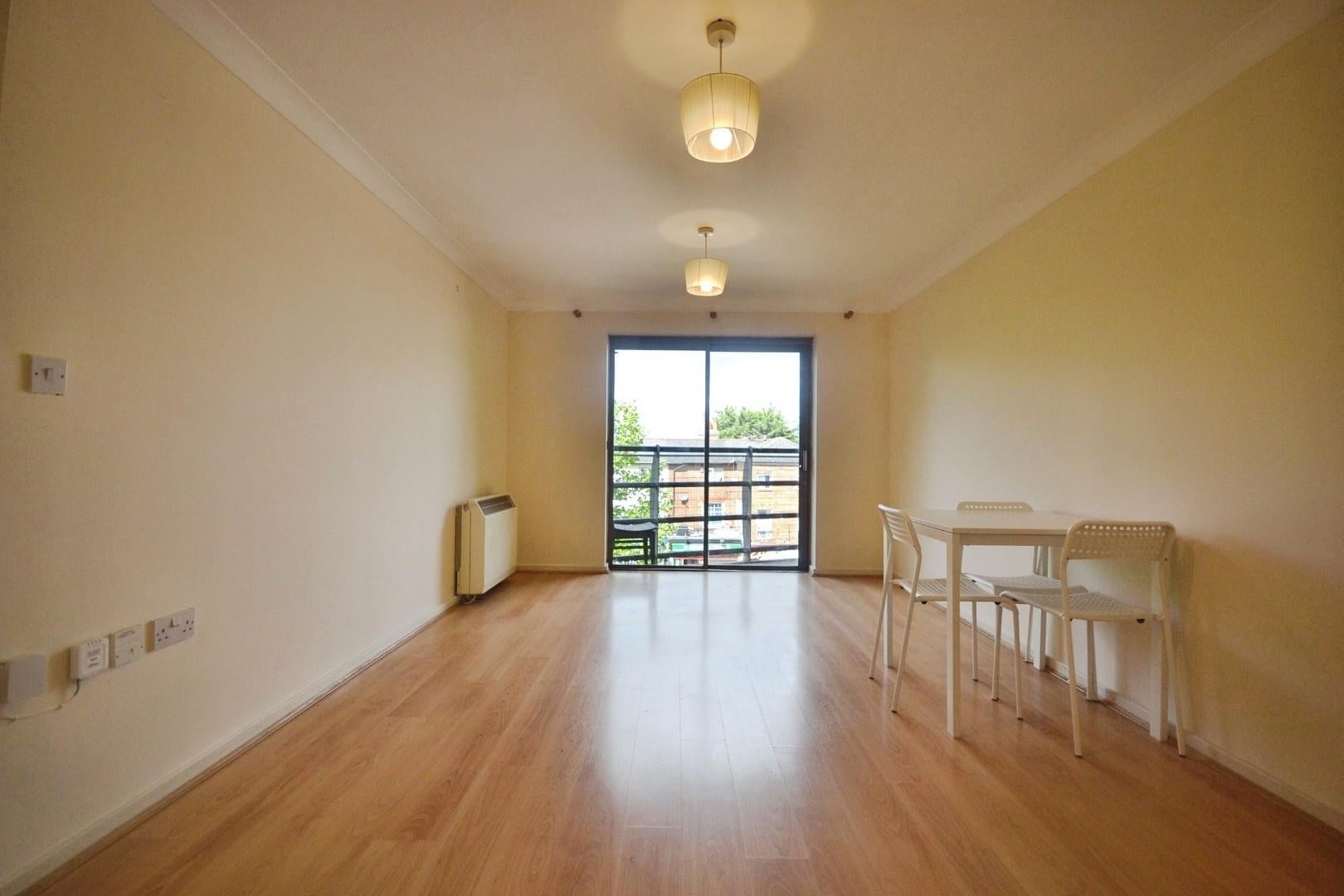 Flat Jubilee Square in Reading