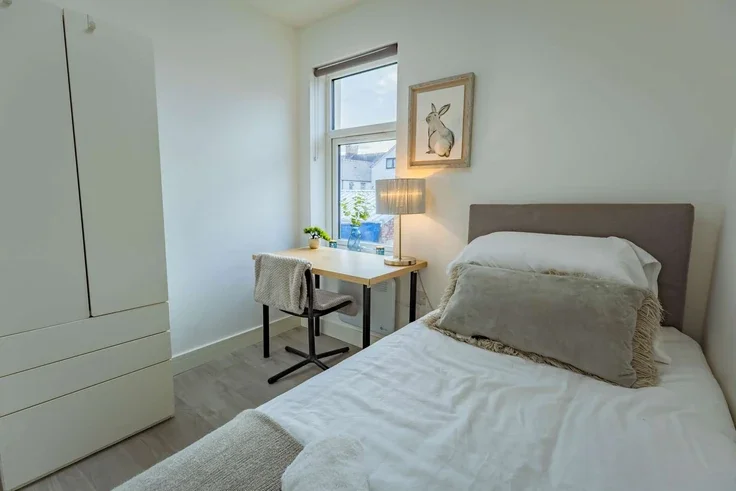 Flat Inverness Place in Cardiff